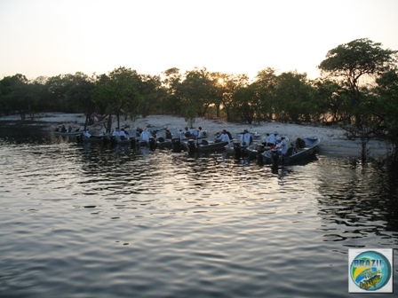 Fotos da cabine de comando e dos equipamentos e pessoal de apoio que acompanham o barco hotel TUMBIRA